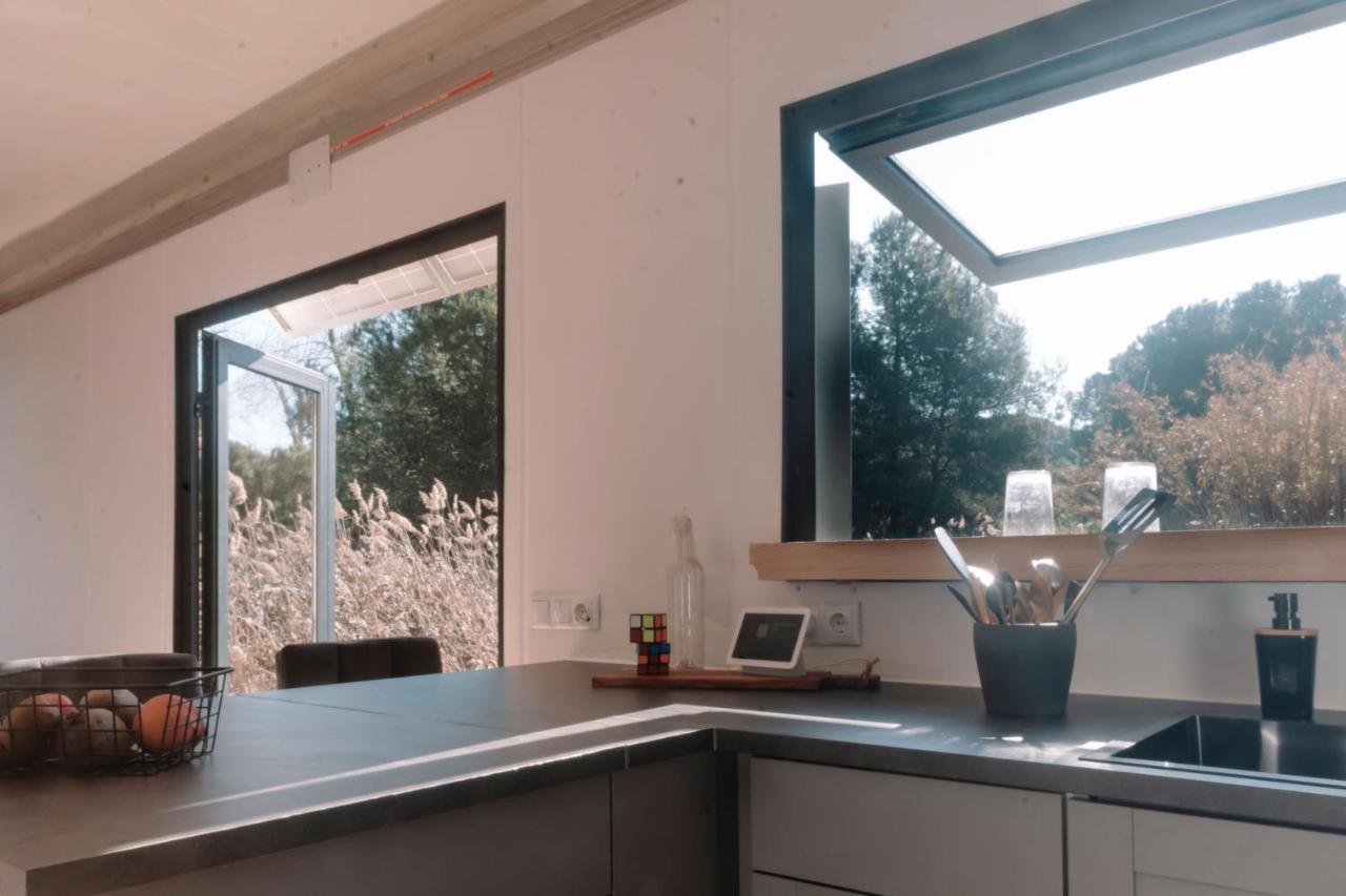 Cooltainer Retreat: Sustainable Coastal Forest Tiny House Near Barcelona Castelldefels Luaran gambar