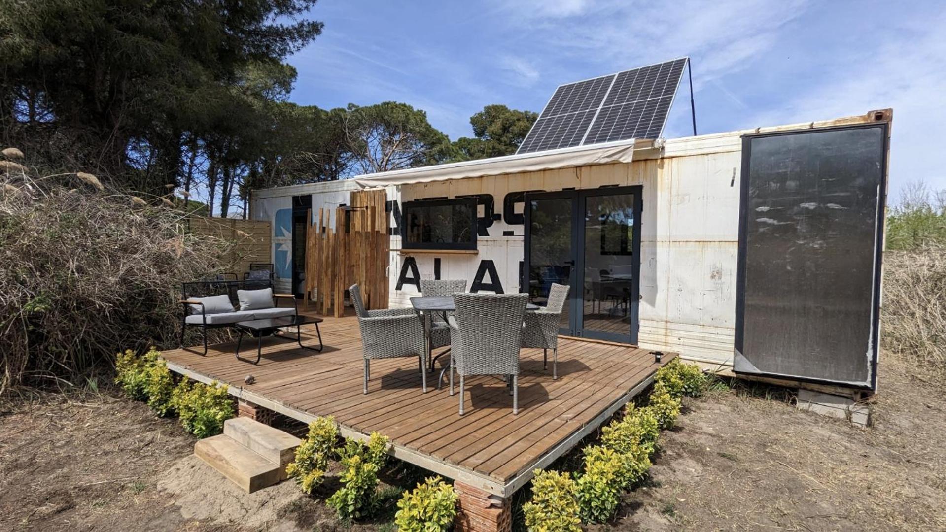 Cooltainer Retreat: Sustainable Coastal Forest Tiny House Near Barcelona Castelldefels Luaran gambar