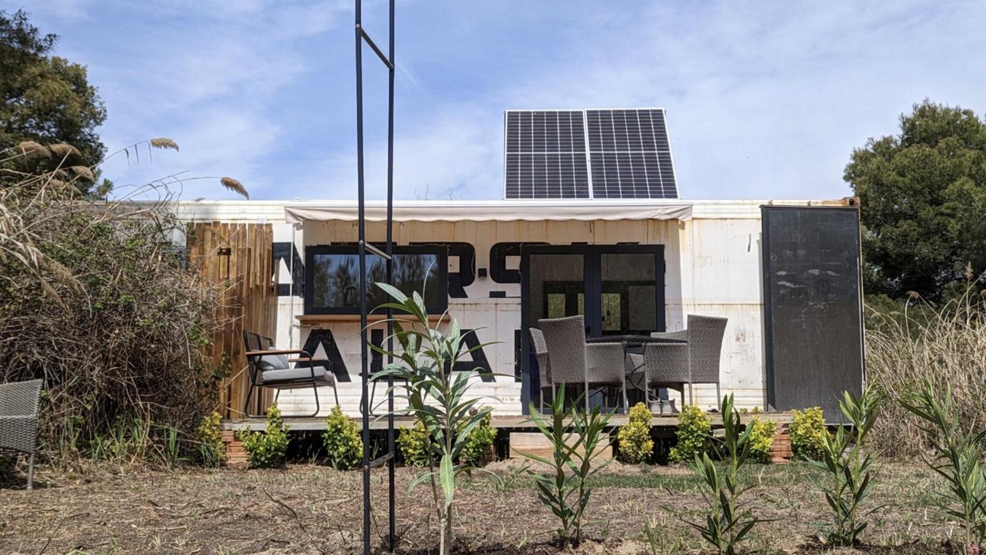 Cooltainer Retreat: Sustainable Coastal Forest Tiny House Near Barcelona Castelldefels Luaran gambar